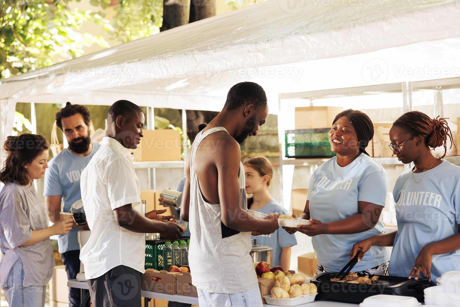 al aire libre comida distribución evento orquestado por sin ánimo de lucro, atrayendo individuos de todas Razas, complaciente a contribuir a bienestar de desamparado. voluntarios secundario el necesitado con calentar comidas. foto