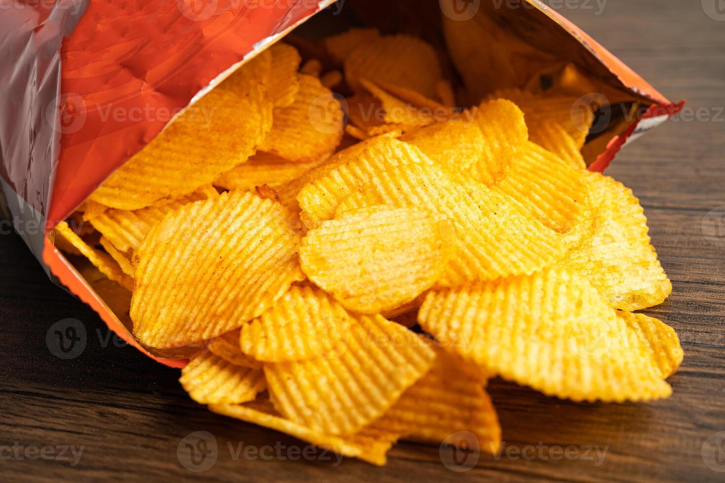 papas fritas, delicioso condimento para barbacoa picante para crips, bocadillo frito de rebanada fina, comida rápida en bolsa abierta. foto