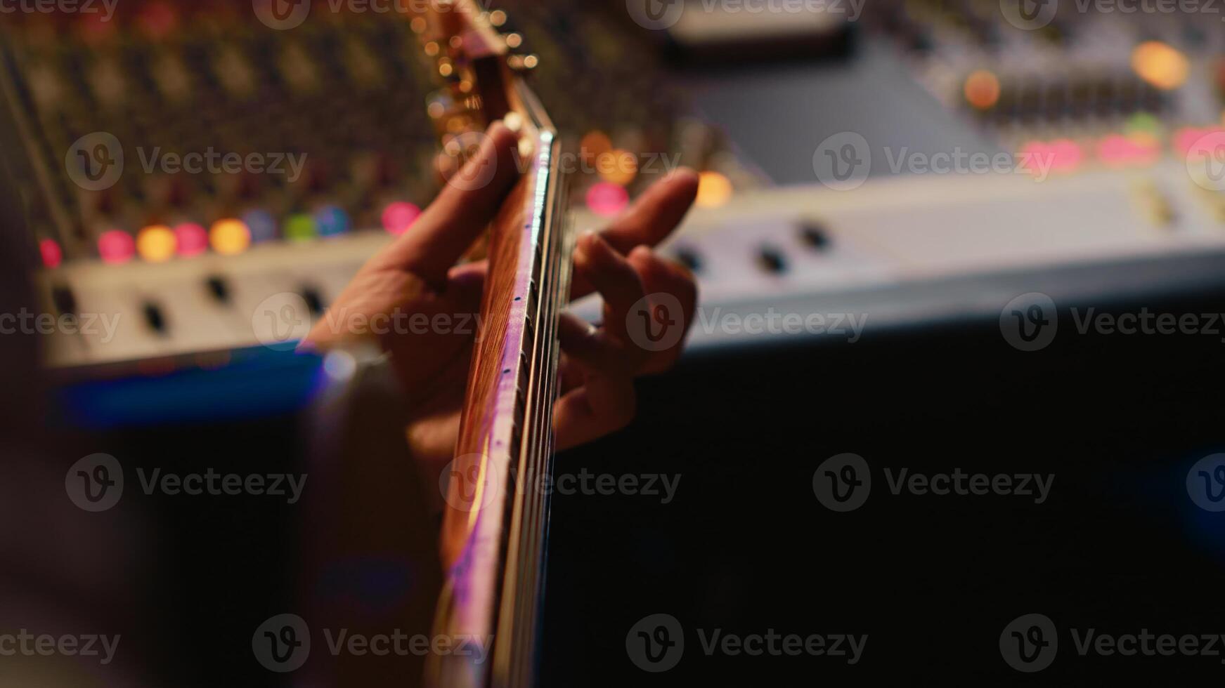 músico cantante grabación un nuevo canción en su electro acústico guitarra, creando nuevo música en profesional estudio controlar habitación. artista haciendo En Vivo actuación con instrumento. cerca arriba. cámara una. foto