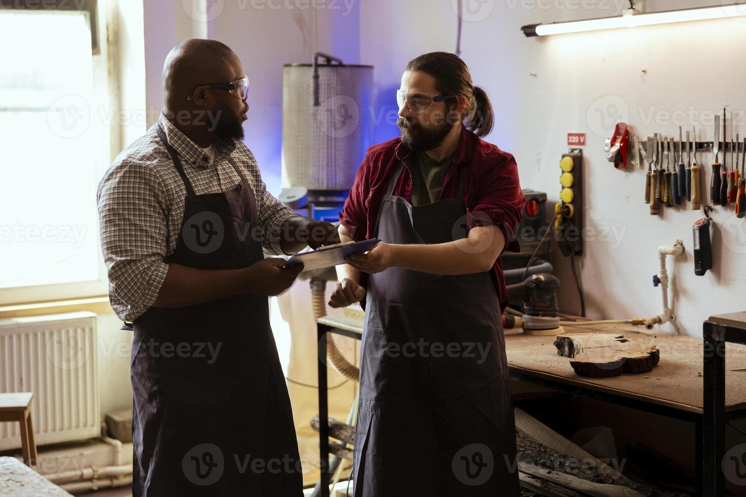 artesano y colega mirando terminado técnico esquemas a hacer oficial de madera objeto. fabricante y compañero de trabajo mirando a planos a ejecutar mueble montaje carpintería proyecto foto