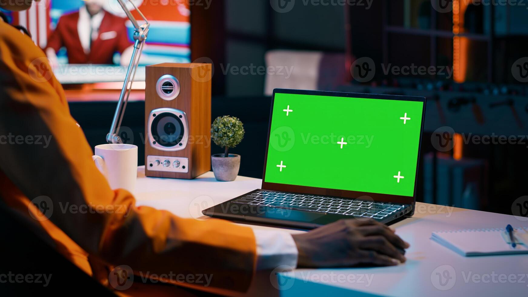 joven mujer utilizando ordenador portátil con aislado pantalla verde monitor a su hogar oficina, resolviendo deberes Tareas para Universidad cursos estudiante mirando a blanco copyspace chromakey en ordenador personal. cámara una. foto