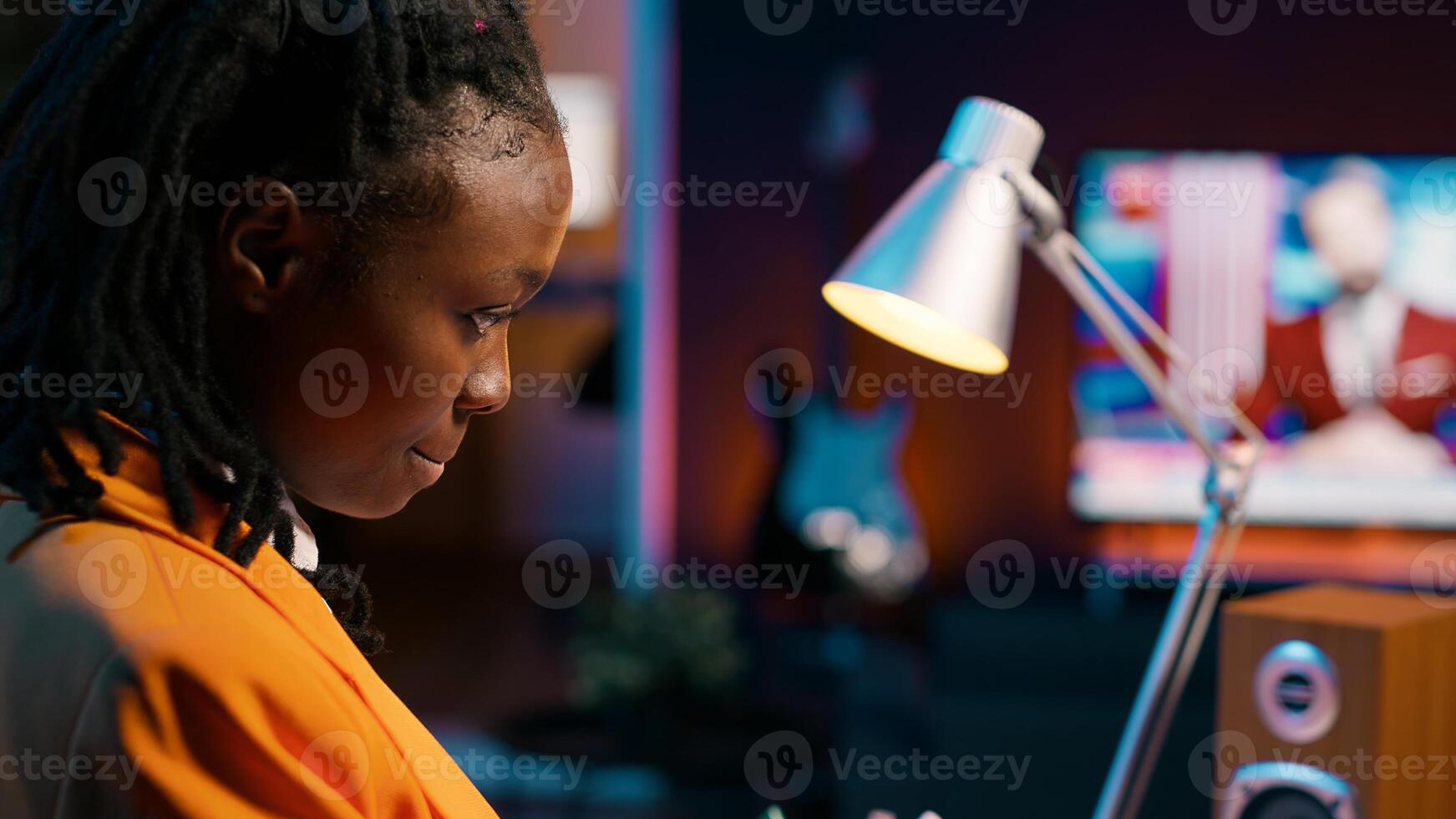 Universidad estudiante y codificación entusiasta ahonda dentro nube informática, en expansión su conocimiento más allá en línea clase lecciones africano americano niña utilizando programación idioma. cámara una. foto