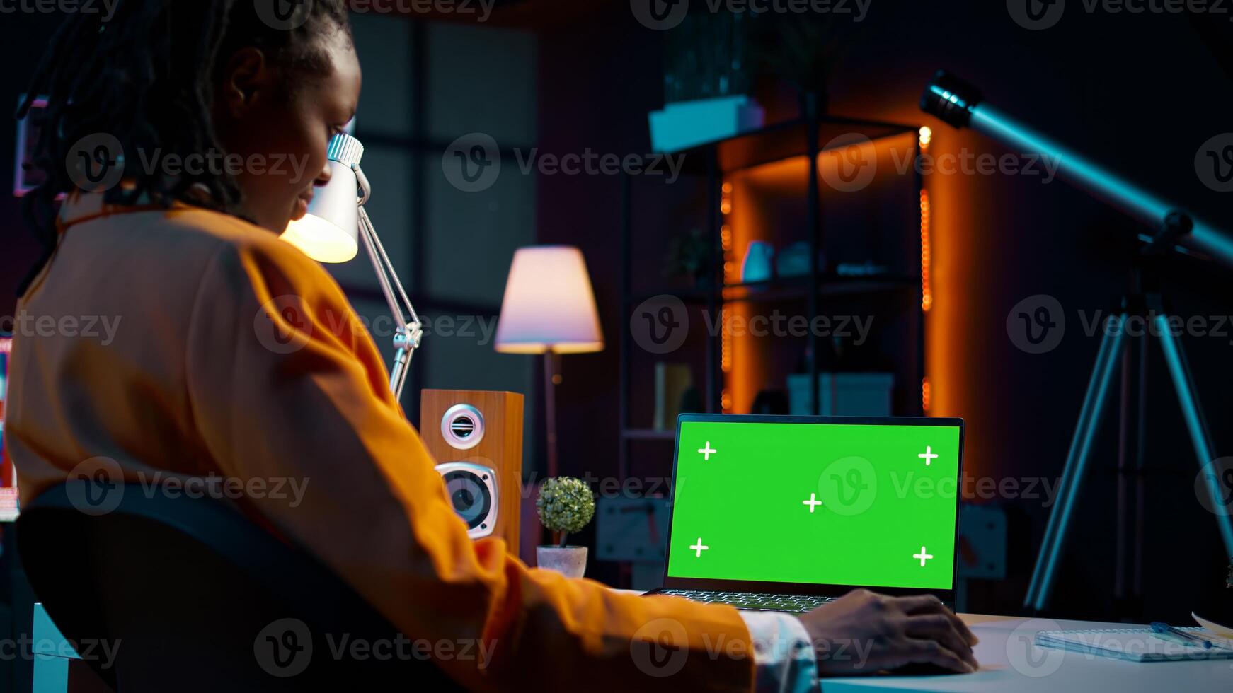 Universidad estudiante cheques pantalla verde monitor en ordenador portátil a hogar, mejorando su educación y utilizando aislado chromakey diseño en inalámbrico dispositivo. niña mira a Bosquejo pantalla. cámara b. foto