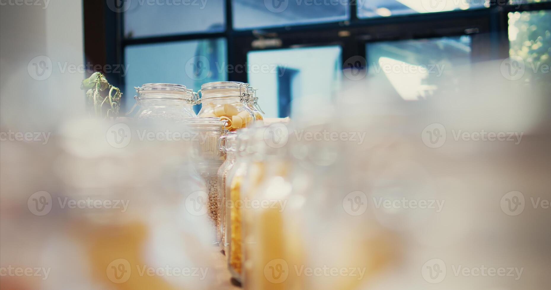 abultar productos en eco simpático cero residuos agricultores mercado metido en estantes, no contaminante orgánico recién cosechado producir, publicidad sostenible estilo de vida y nutrición. trípode disparo. cerca arriba. foto