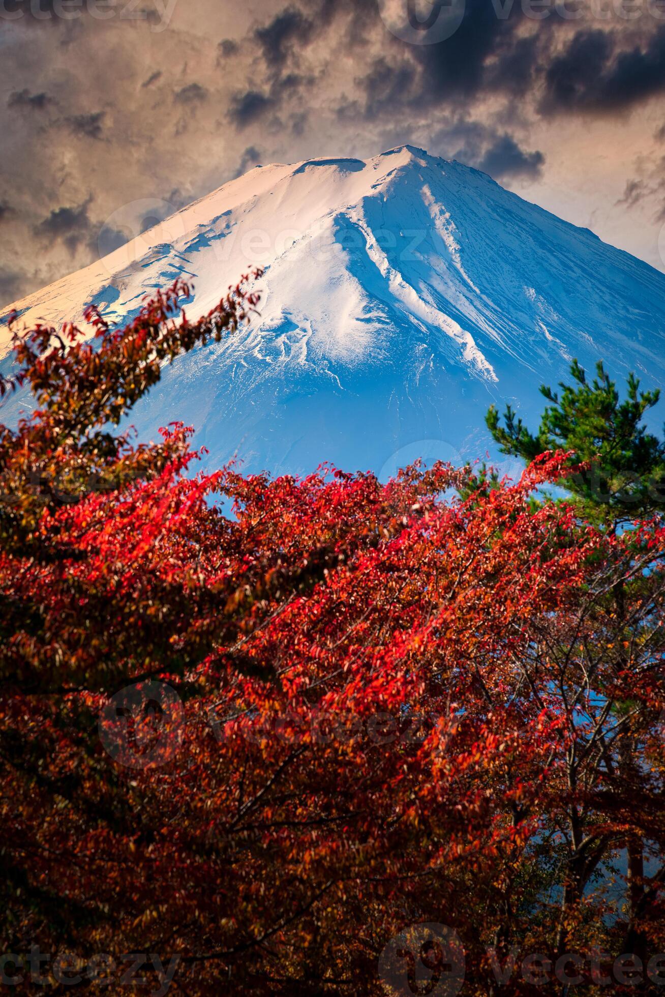 fall magc ing   秋の雪景色 mt-fuji-on-dramatic-sky-with-