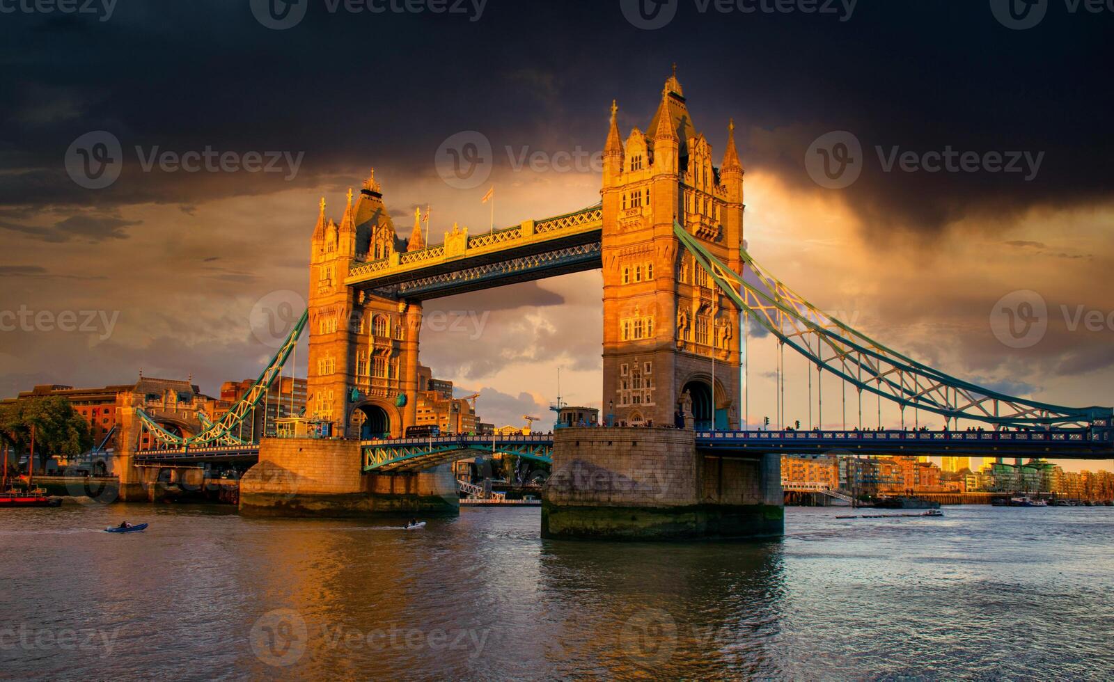 torre puente a puesta de sol en Londres, Reino Unido. foto