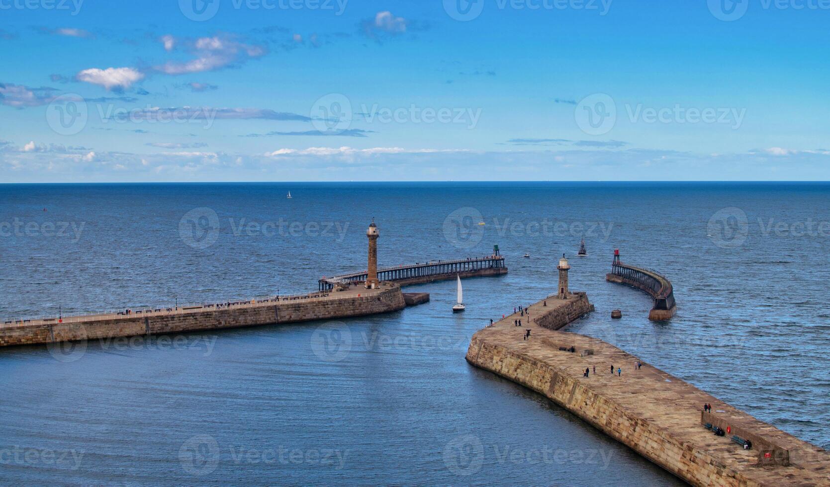 el puerto y faros a tiempo de día en whitby abadía, norte yorkshire, Reino Unido foto