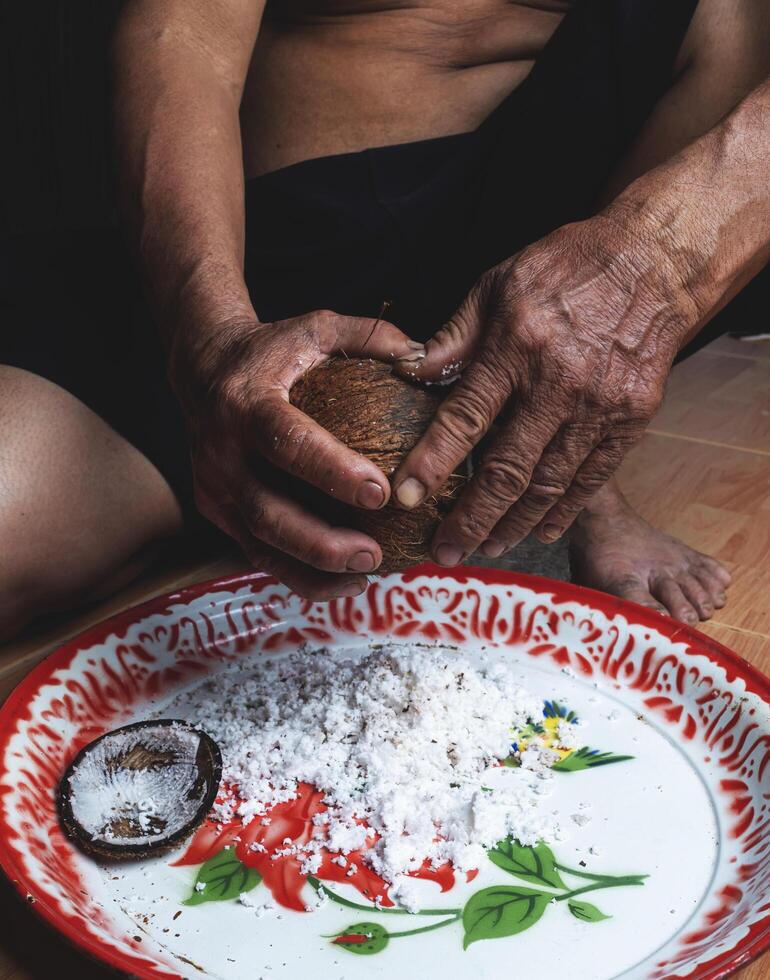 Coco raspado por mano en rural Tailandia estilo. foto