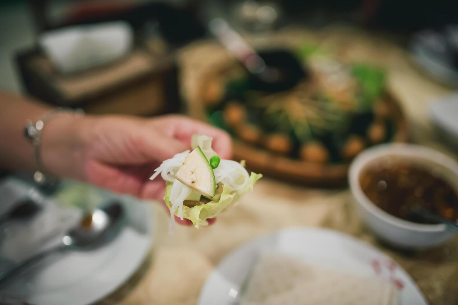 nam nueng, un vietnamita plato, es un plato consistente de vegetal masa, ensalada, crudo plátanos, chile, ajo, y cerdo, luego coronado con un dulce inmersión salsa. foto