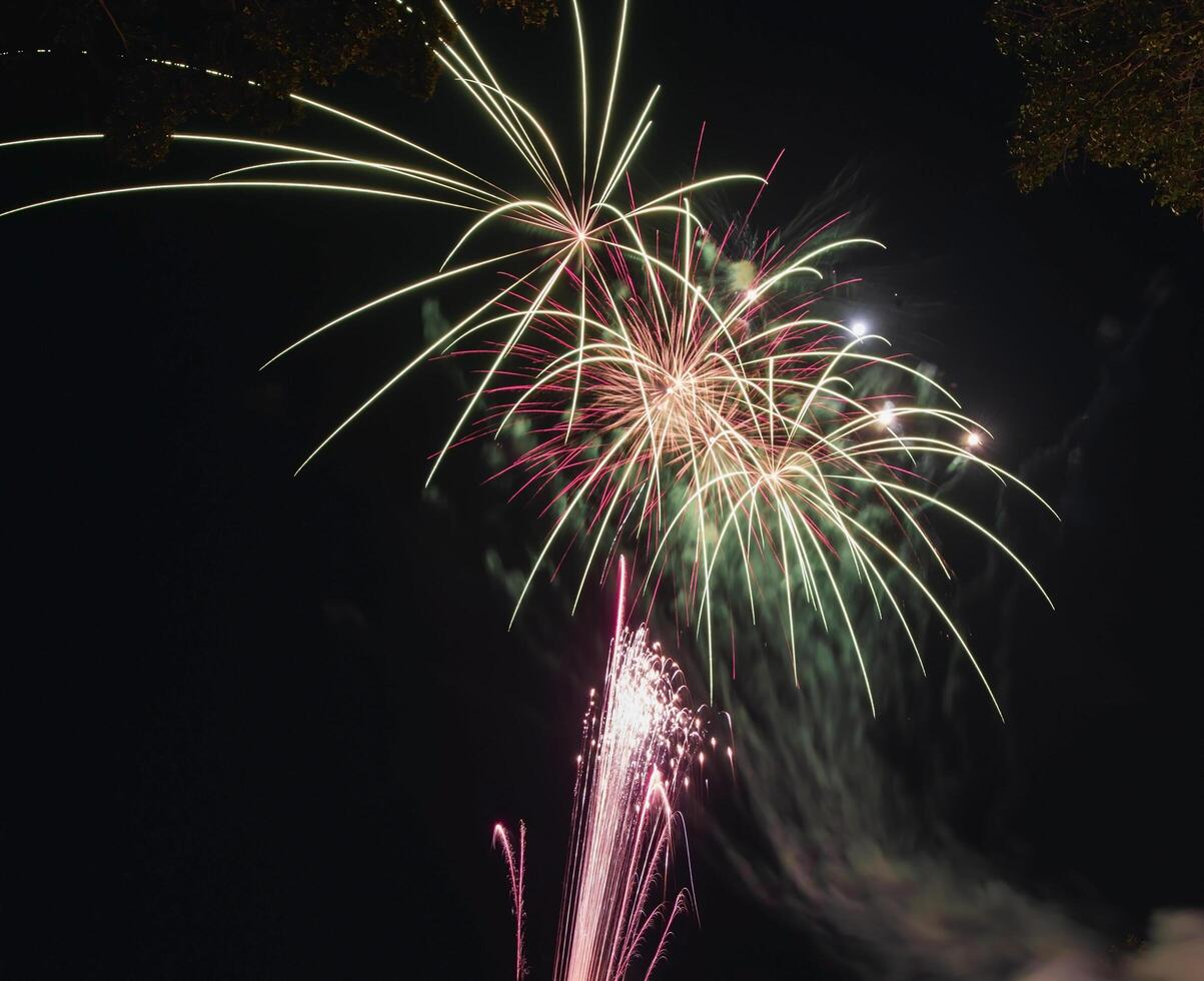 fuegos artificiales explotar en el oscuro cielo celebrando el anual festival. foto