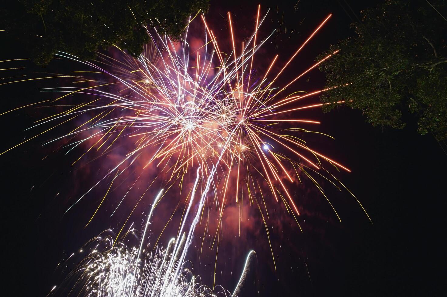 fuegos artificiales explotar en el oscuro cielo celebrando el anual festival. foto