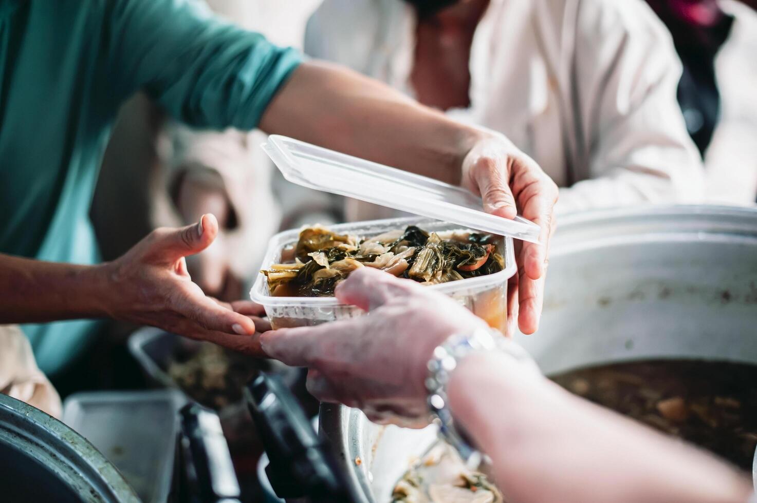 caridad alimento, comida para el pobre hambriento voluntarios ofrecimiento comida a ayuda el Vagabundo el idea de consiguiendo ayuda desde compañero humanos foto