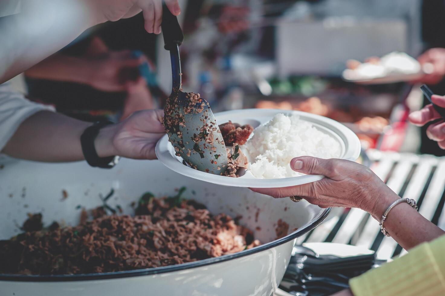 voluntarios ayuda distribuir gratis comida a el hambriento. foto