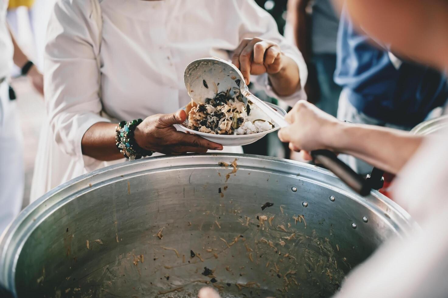 compartiendo comida con el pobre. ideas para Ayudar con hambre problemas foto