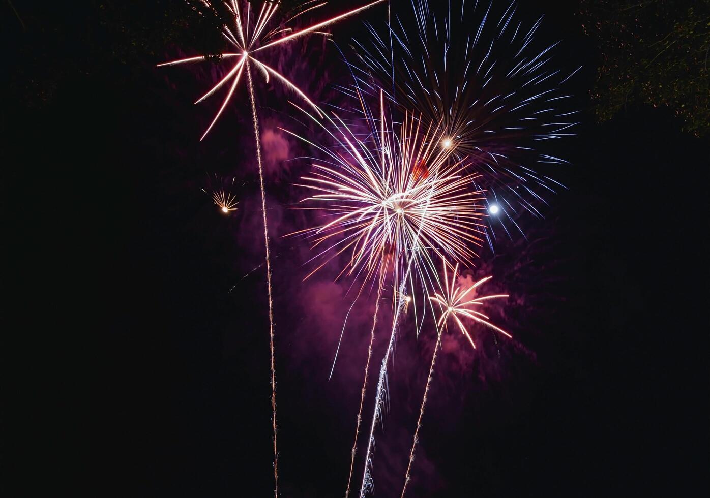 fuegos artificiales explotar en el oscuro cielo celebrando el anual festival. foto