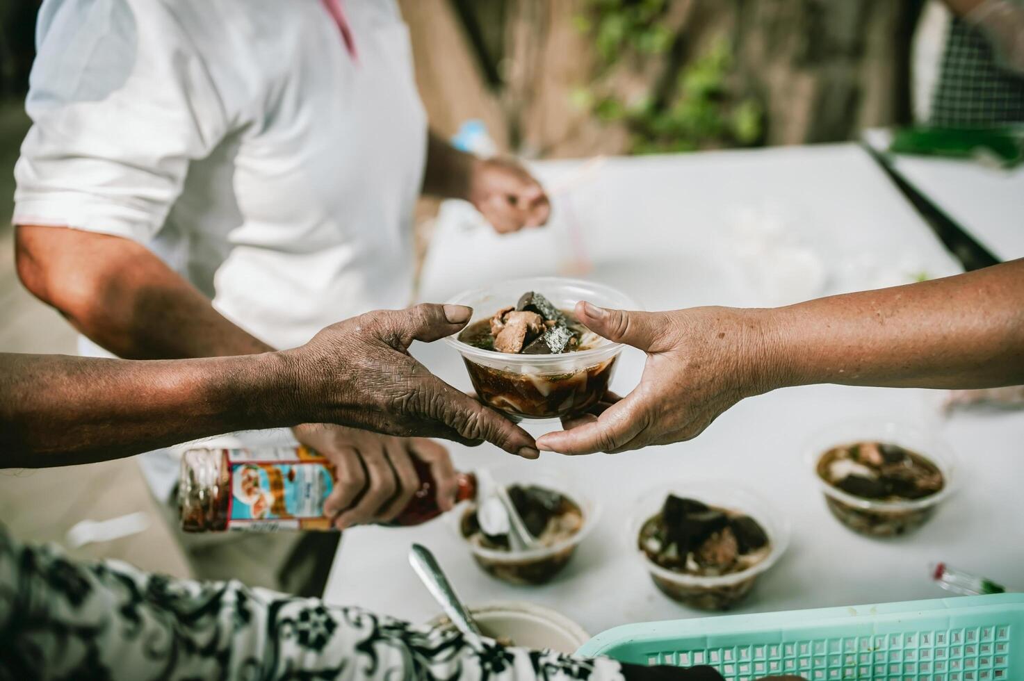 alimentación el pobre a ayuda cada otro en sociedad. caridad concepto foto