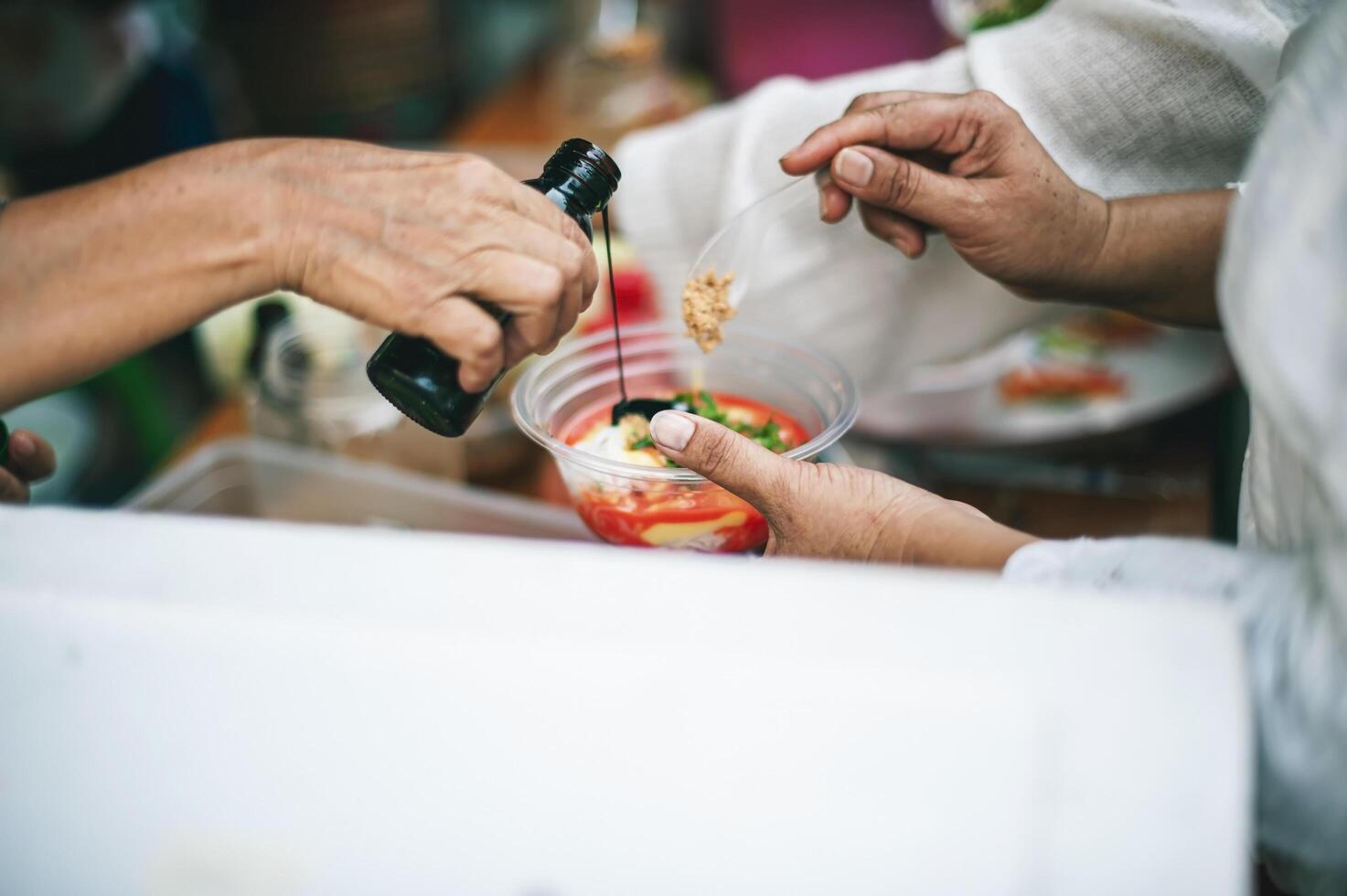 el rico Rico compartir el necesitado con comida donaciones foto