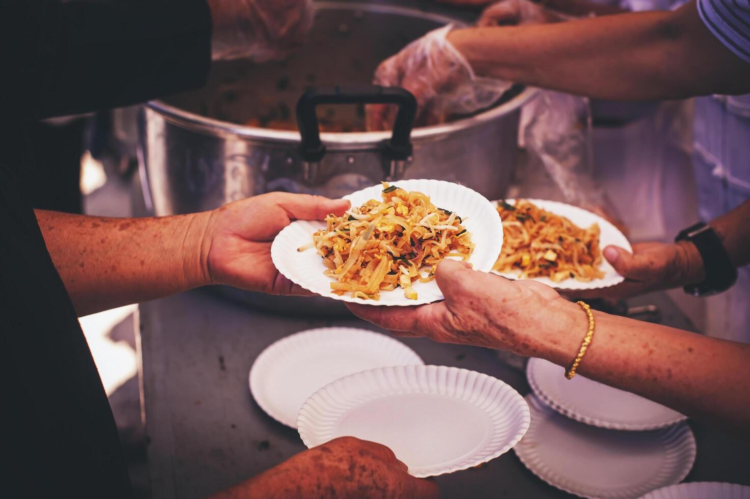 voluntarios oferta gratis comida a el pobre. el concepto de comida intercambio. foto