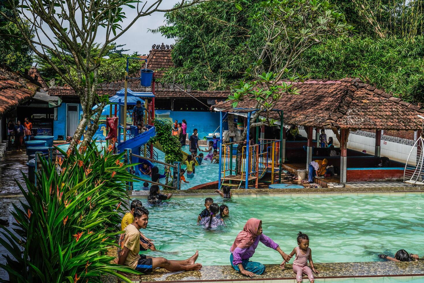 jepara, central Java, abril 14, 2024 - nadando piscina paseos rodeado por arboles son lleno de visitantes durante vacaciones. foto