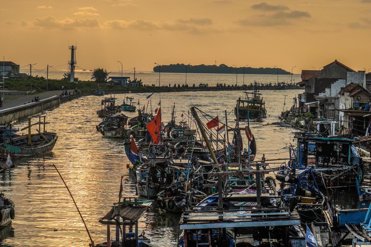 jepara, central Java, abril 7, 2024 - jepara pescar barcos estacionado en un concurrido puerto en contra el fondo de el noche cielo con vacío espacio para publicidad foto