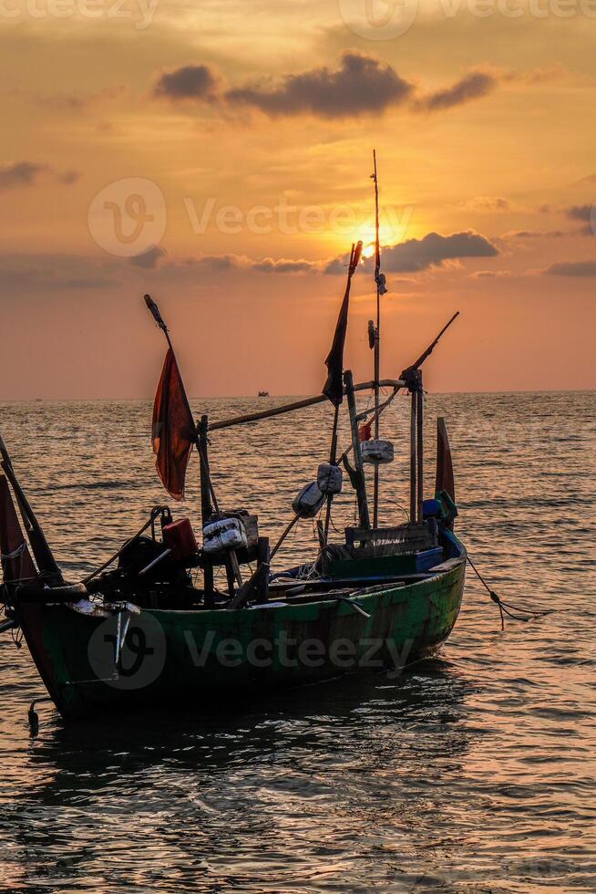 pescar barcos en el mar en contra un naranja cielo a noche con vacío espacio para fotocopias. foto