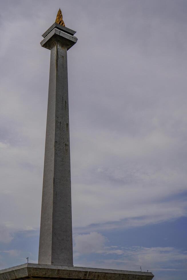 central Jacarta, enero 30, 2024 - nacional Monumento con un hermosa antecedentes de nubes en el cielo durante el día. foto