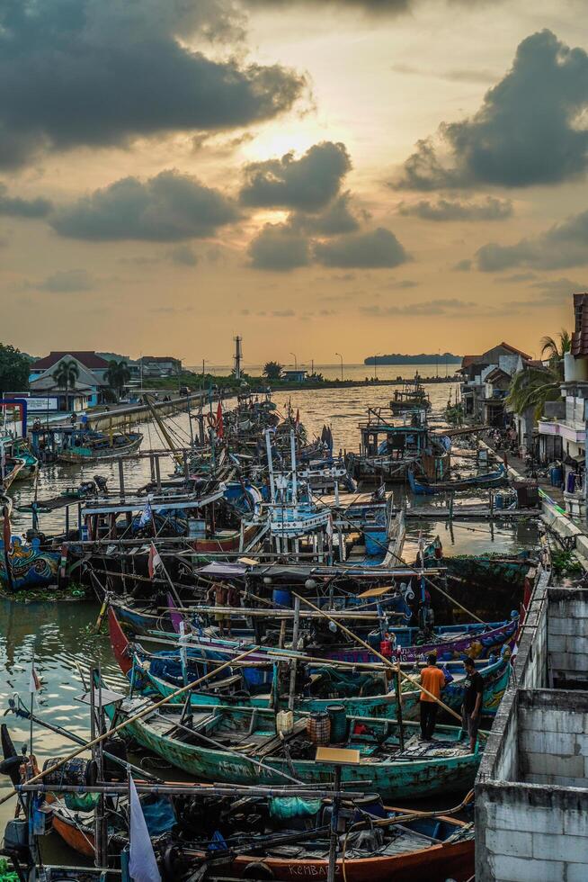 jepara, central Java, abril 7, 2024 - jepara pescar barcos estacionado en un concurrido puerto en contra el fondo de el noche cielo con vacío espacio para publicidad foto