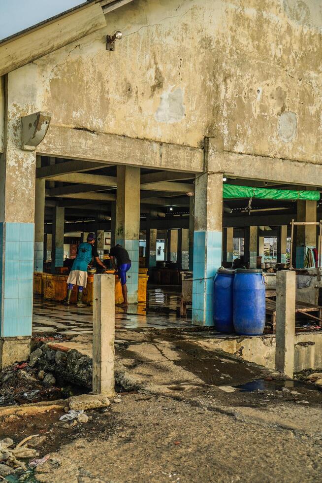 jepara, central Java, abril 7, 2024 - el edificio dónde el pescado subasta es situado es comenzando a erosionar con edad, con basura esparcido a lo largo el lado de el edificio. foto