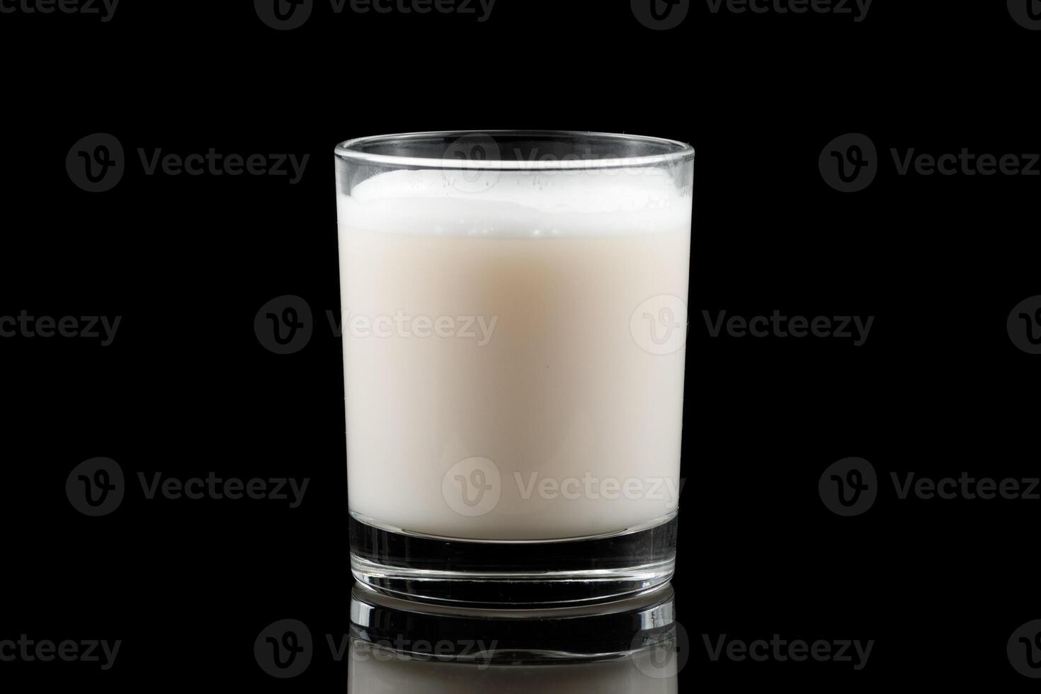 un vaso de proteína en un negro antecedentes foto