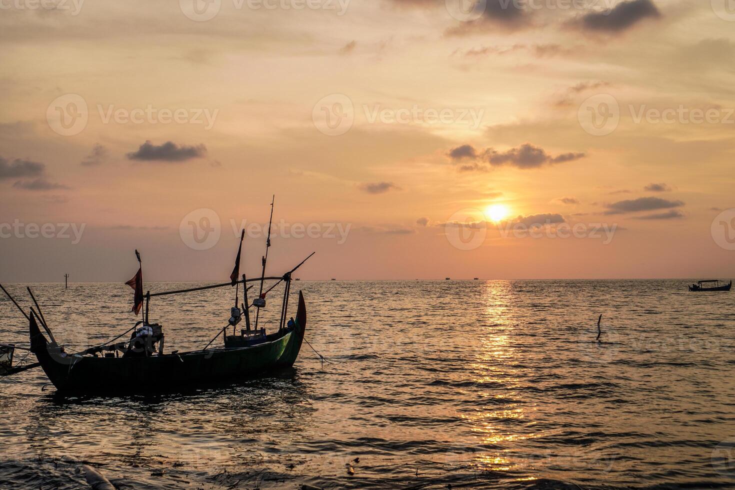 pescar barcos en el mar en contra un naranja cielo a noche con vacío espacio para fotocopias. foto