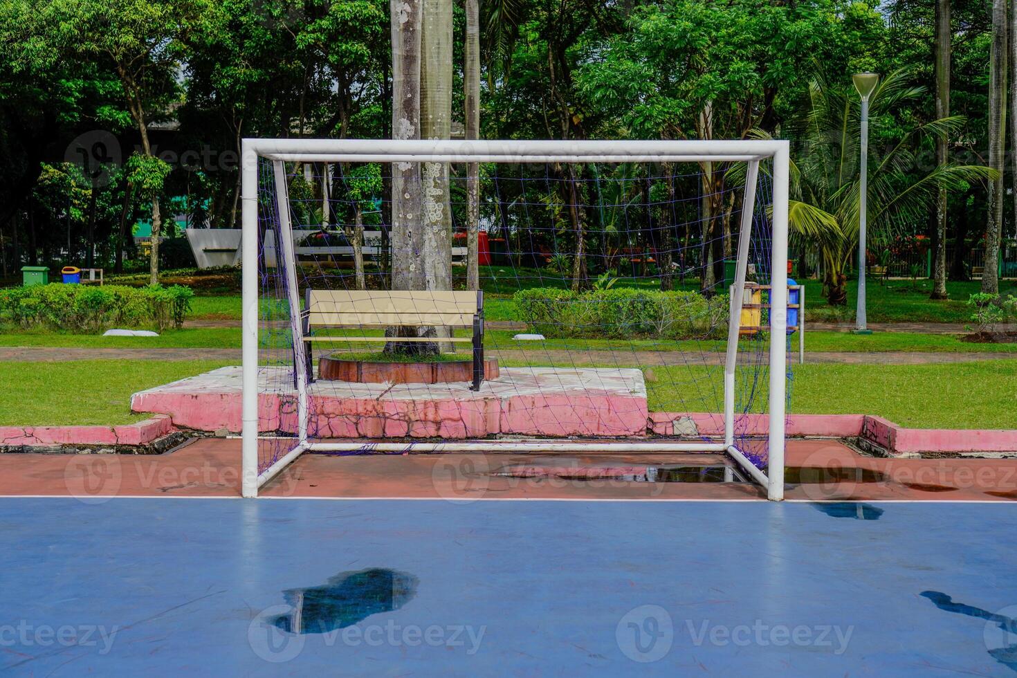 charcos de agua en el futsal campo objetivo después lluvia. foto