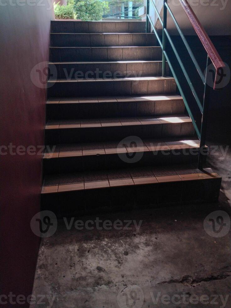 escalera líder hacia arriba con luz de sol efecto, visto cerca a el punto de ver desde abajo. foto