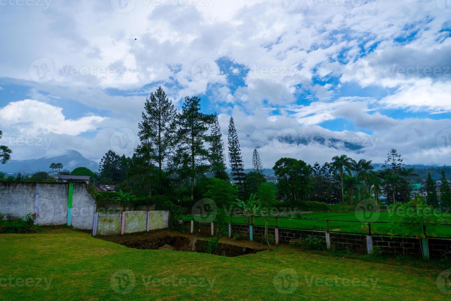 hermosa paisaje ver en montaña con bonito nubes foto