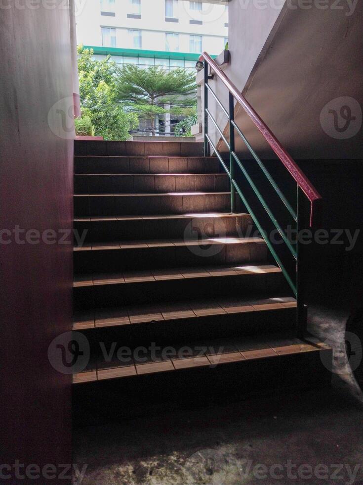 escalera líder hacia arriba con luz de sol efecto, visto cerca a el punto de ver desde abajo. foto