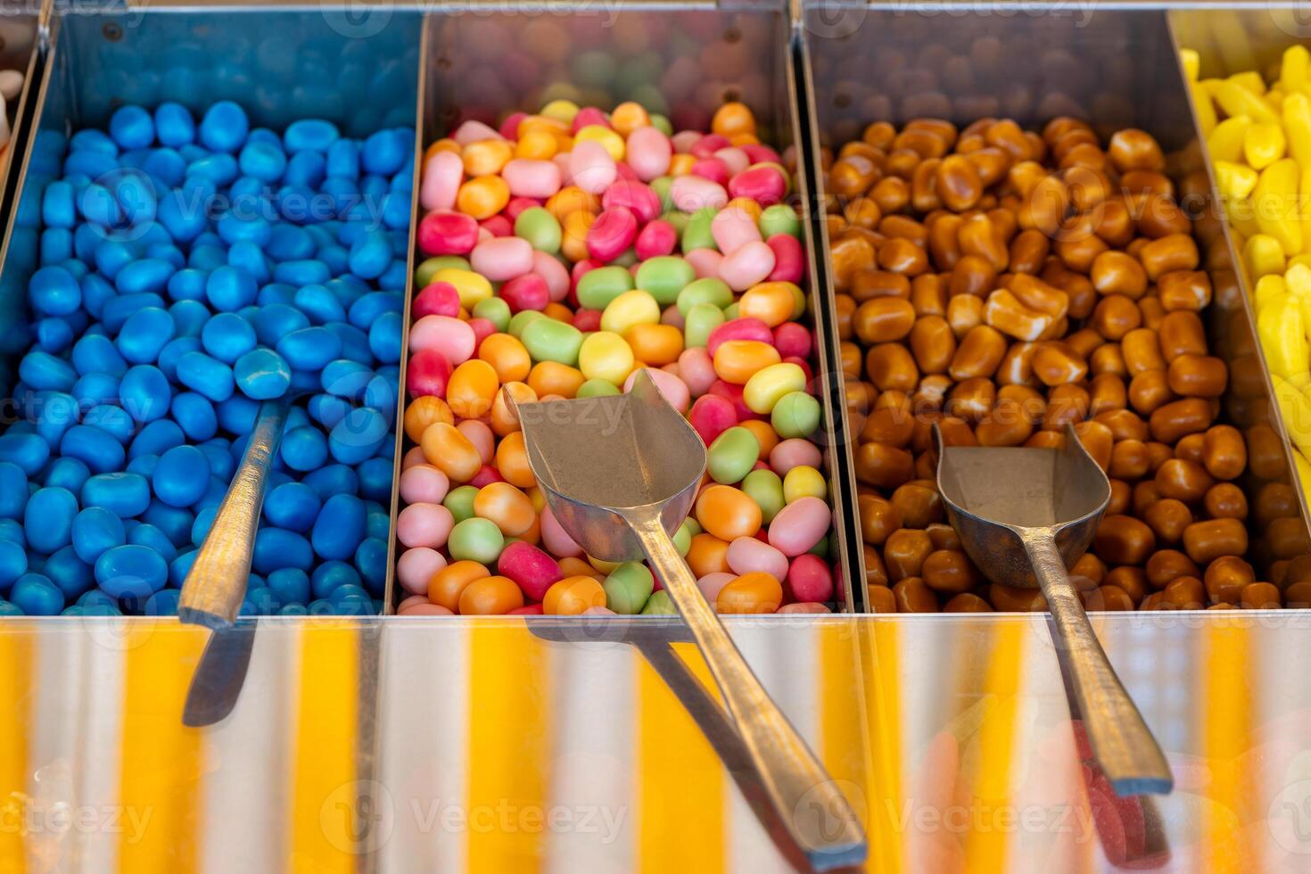 bandeja de caramelo con un cuchara en cada de el Tres bandejas foto