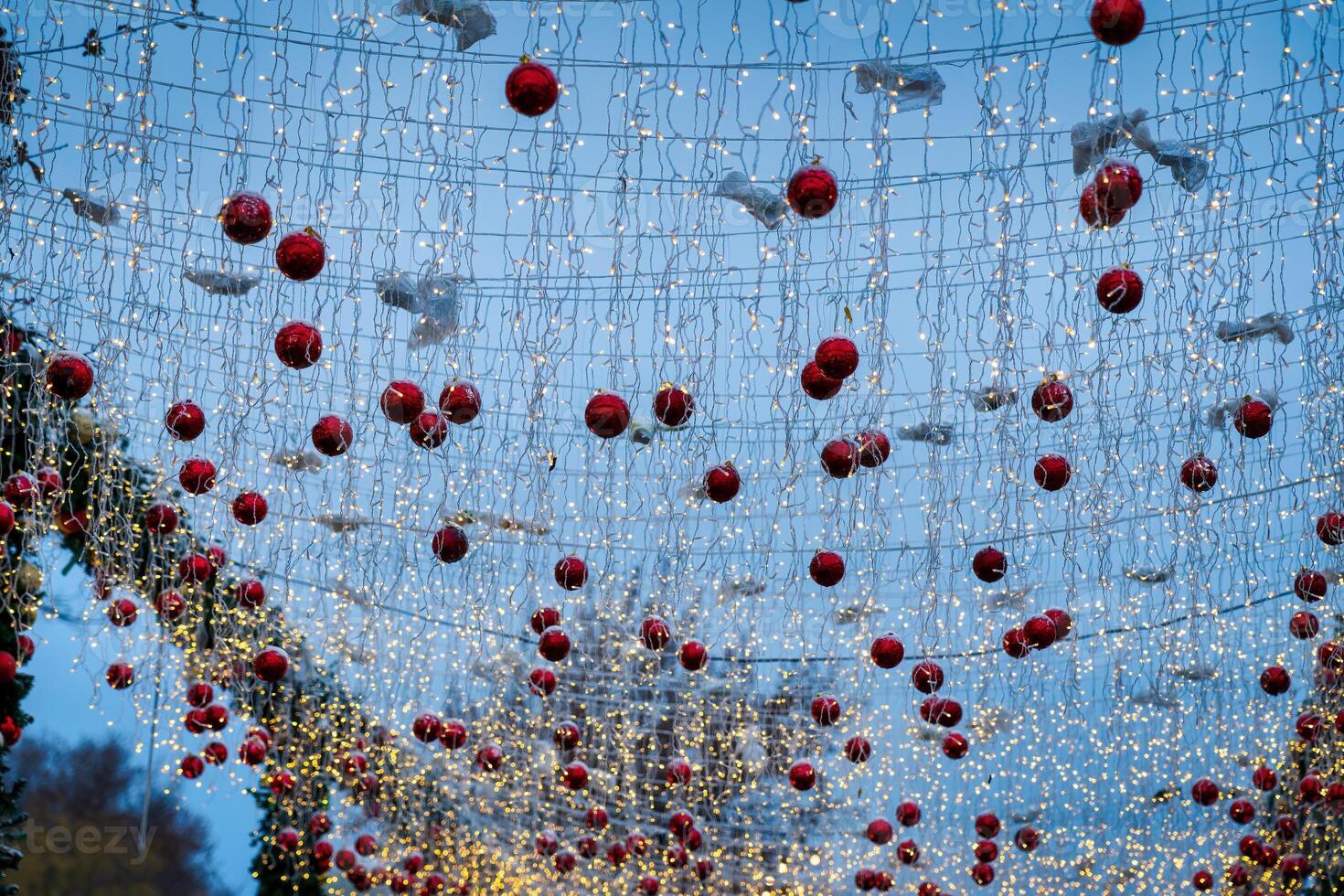 nuevo año o Navidad festivo pelotas y guirnaldas colgando en filas foto