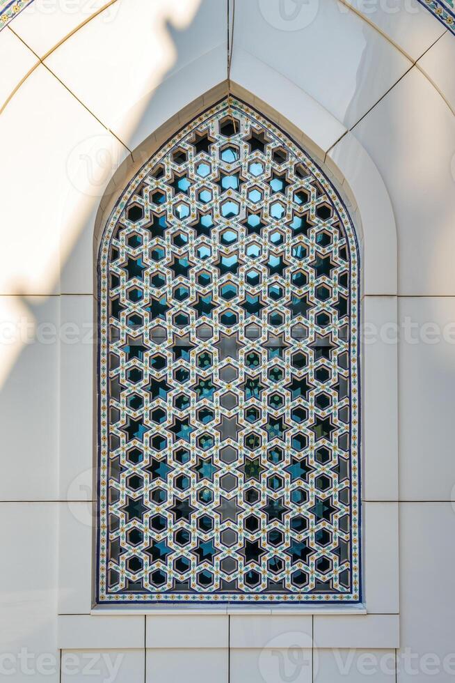 el ventana de un musulmán mezquita detrás barras en el formar de un geométrico hexagonal islámico ornamento. foto