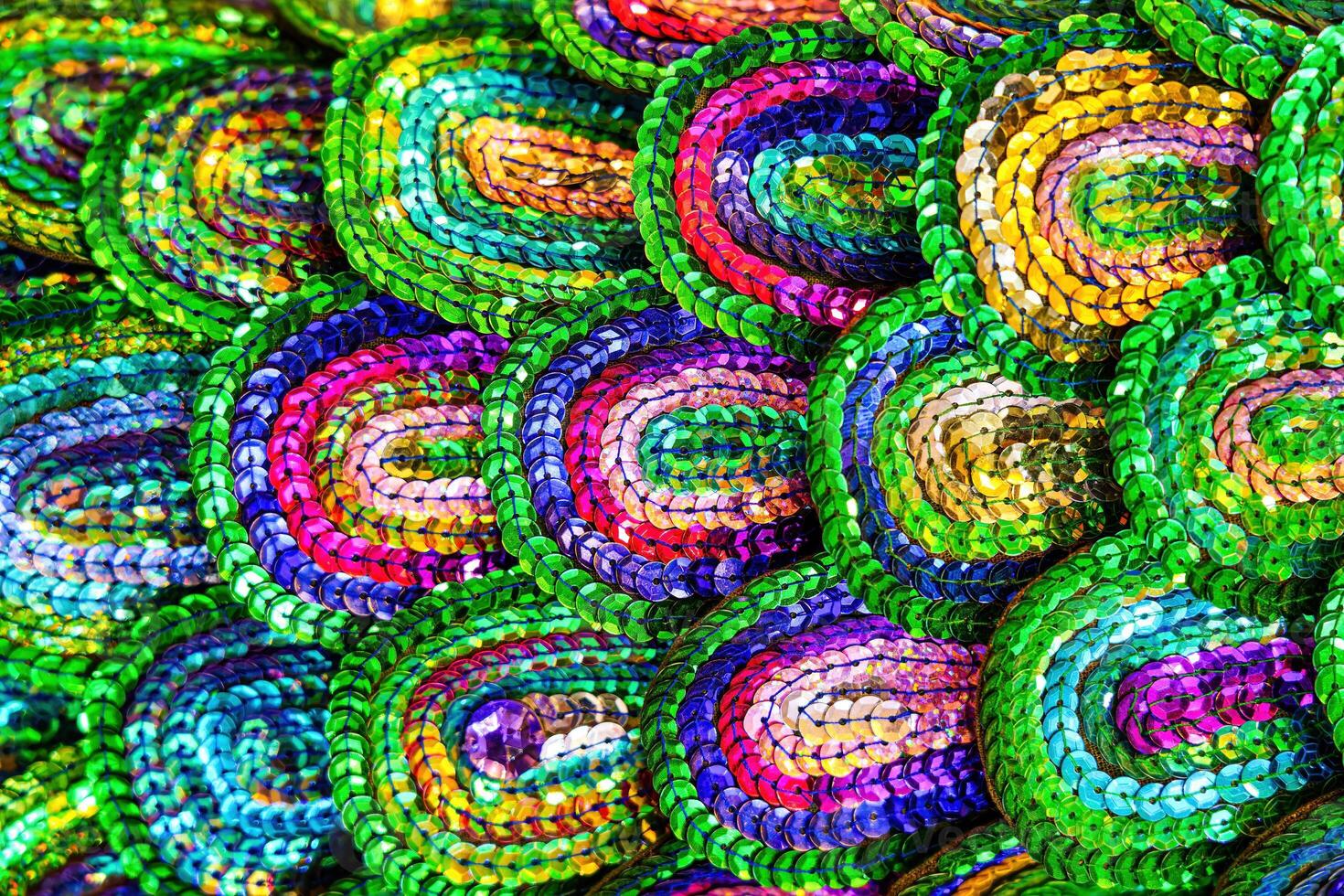 hermosa multicolor lentejuelas reluciente en el ligero en el formar de un pavo real cola. resumen antecedentes. foto