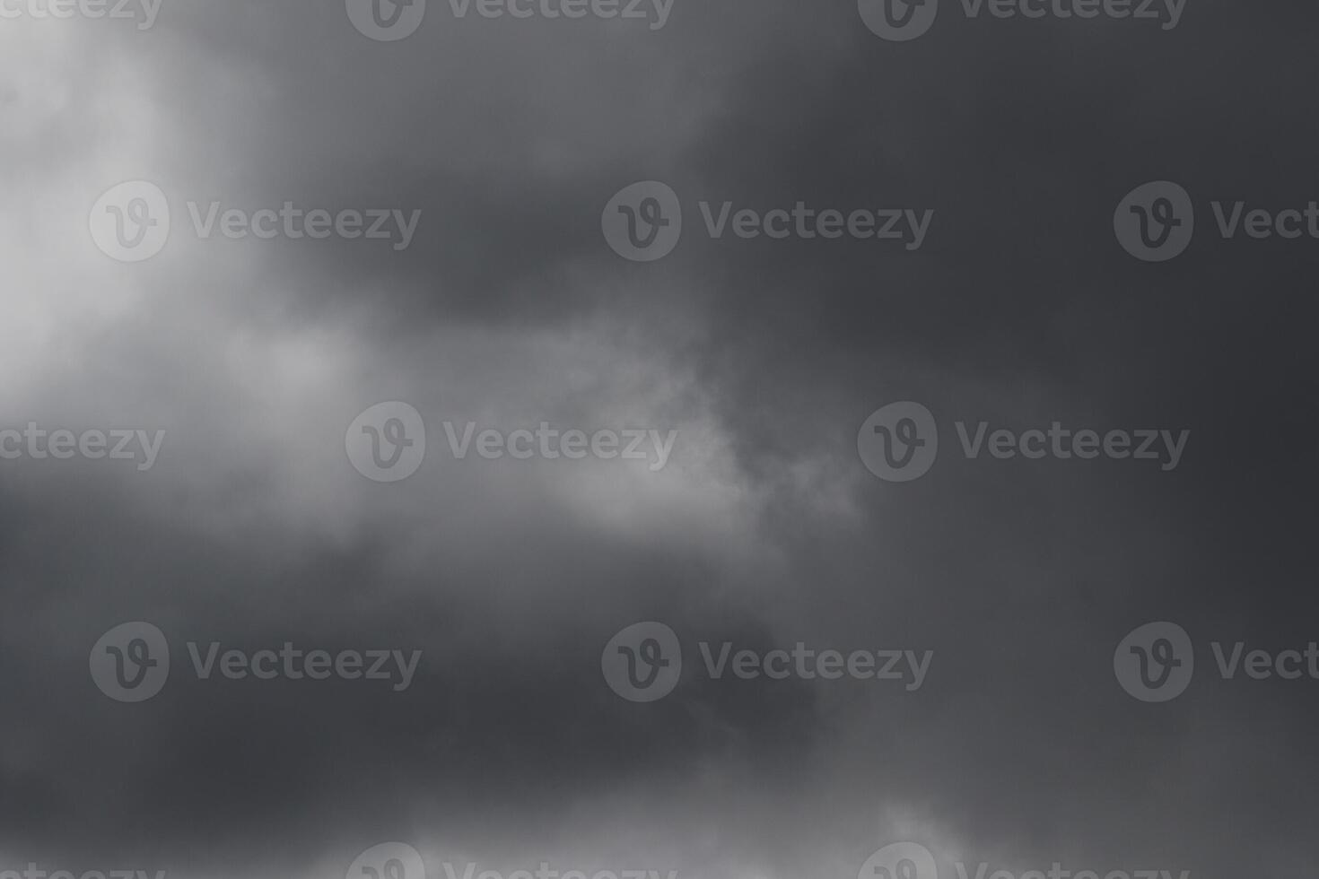 Cloudscape escenario, nublado clima encima oscuro azul cielo. tormenta nubes flotante en un lluvioso aburrido día con natural ligero. blanco y gris escénico ambiente antecedentes. naturaleza vista. foto