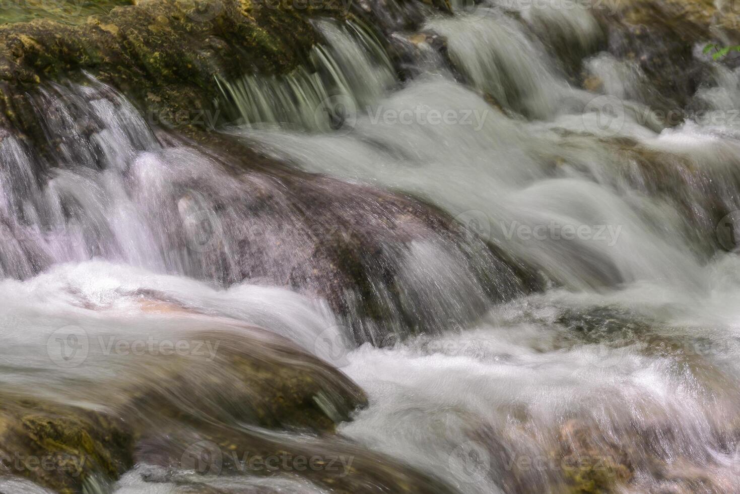 montaña corriente en el bosque - largo exposición y fluido agua foto