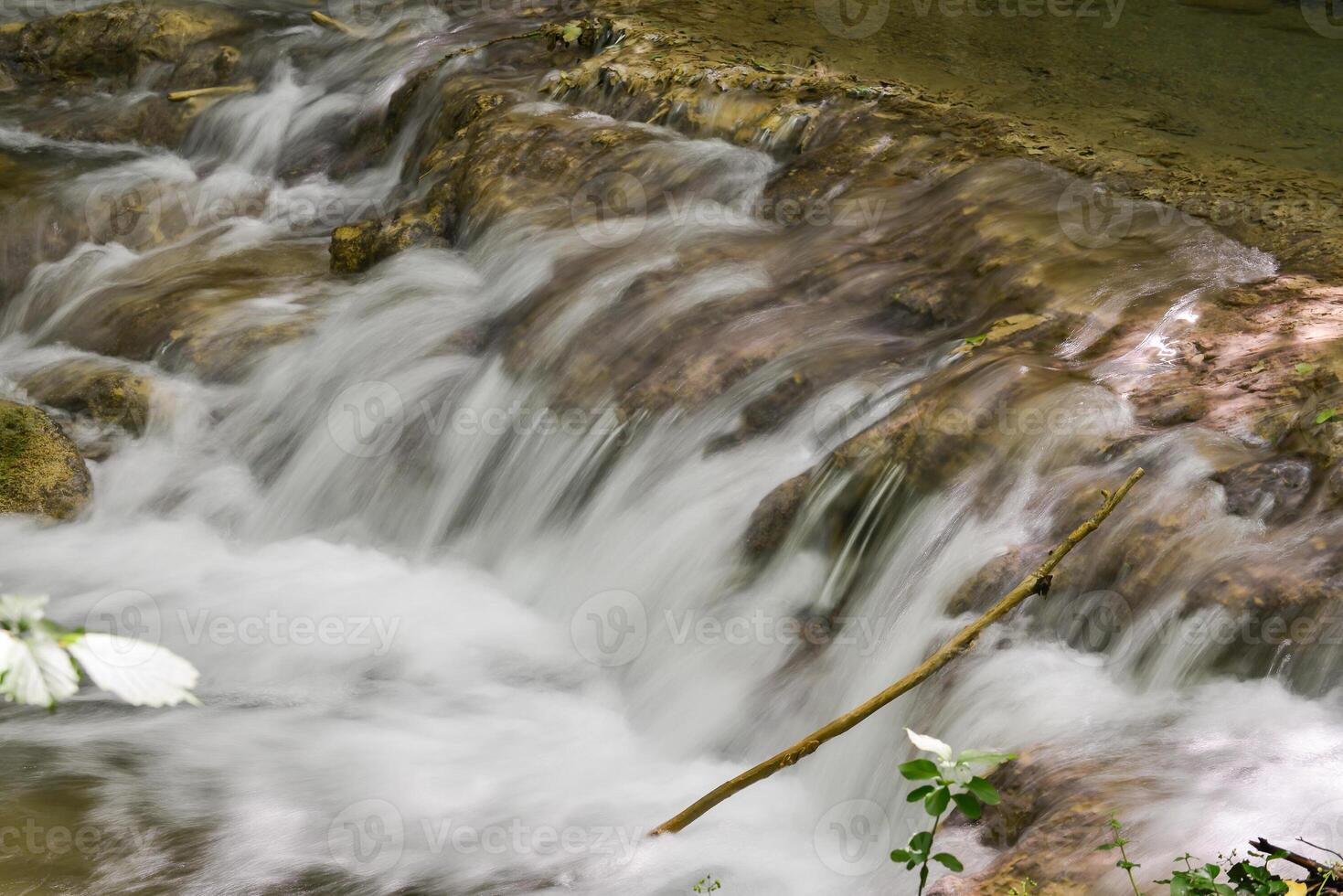 montaña corriente en el bosque - largo exposición y fluido agua foto