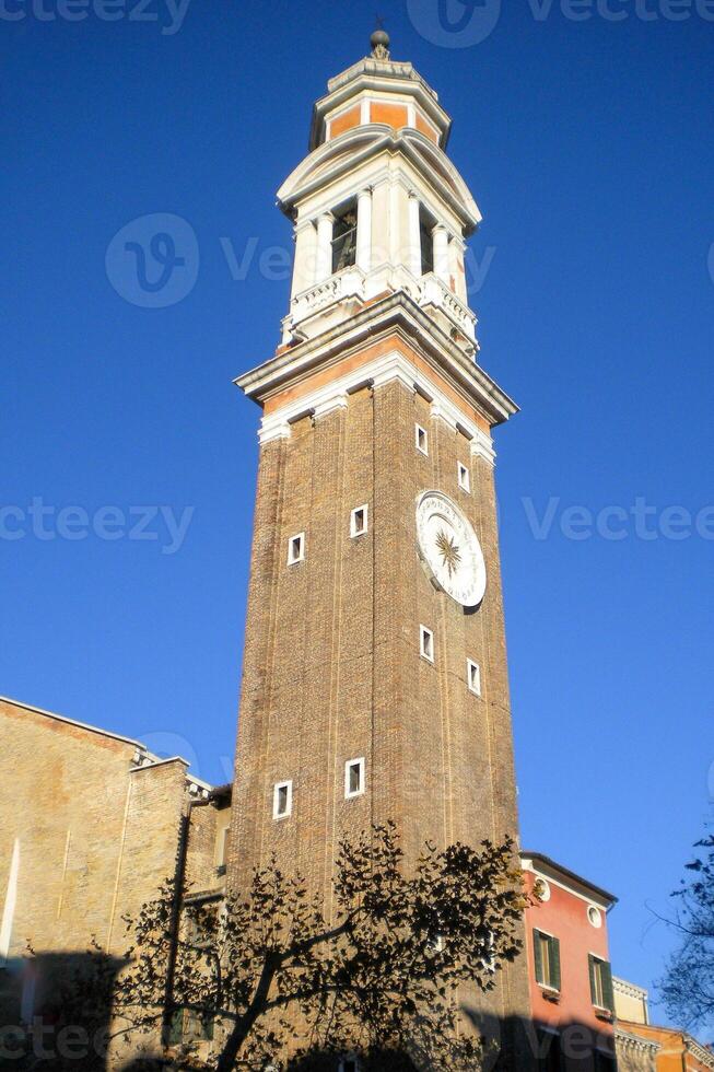 Venecia grandioso canal, con sus icónico devanado camino acuático flanqueado por histórico edificios y bullicioso actividad, personifica el encanto y seducir de el encantador ciudad de Venecia foto