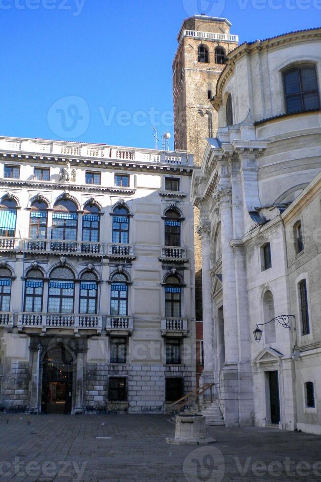 Venecia grandioso canal, con sus icónico devanado camino acuático flanqueado por histórico edificios y bullicioso actividad, personifica el encanto y seducir de el encantador ciudad de Venecia foto