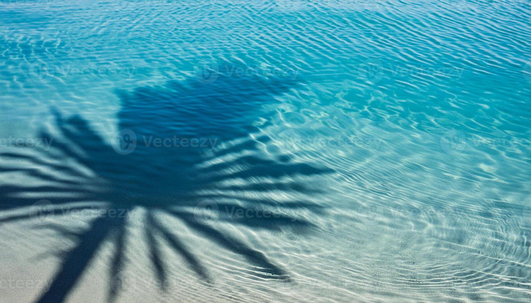 oscuridad de palma hojas en ondulación azul agua superficie, tropical antecedentes foto