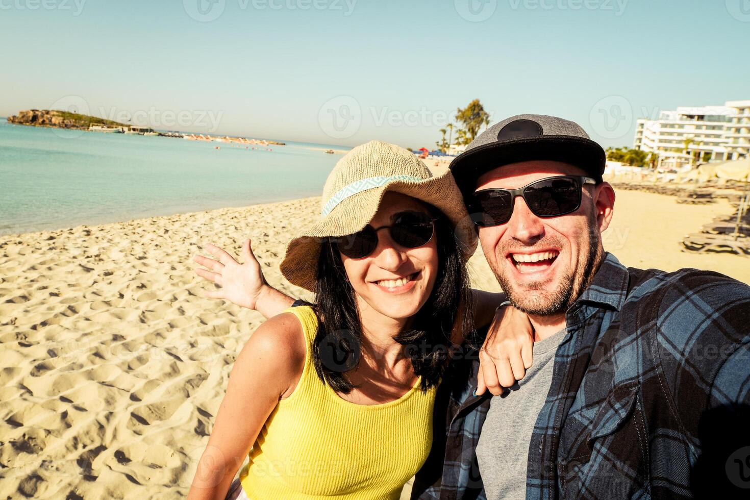 contento de viaje Pareja haciendo selfie mar antecedentes. verano playa vacaciones. romántico humor. elegante Gafas de sol. contento riendo emocional caras hipster multirracial. Chipre fiesta foto