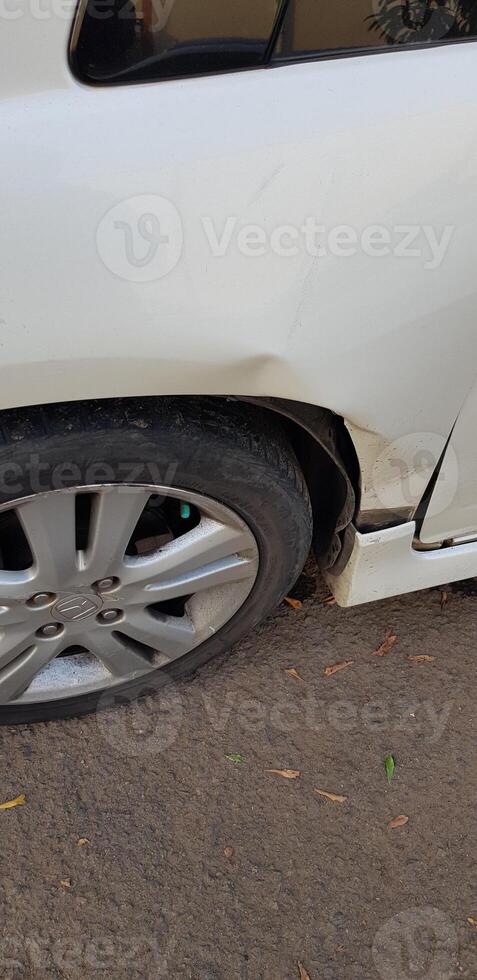 abolladuras y boinas ese ocurrió en un blanco Honda jazz coche debido a siendo golpear y rozado. foto
