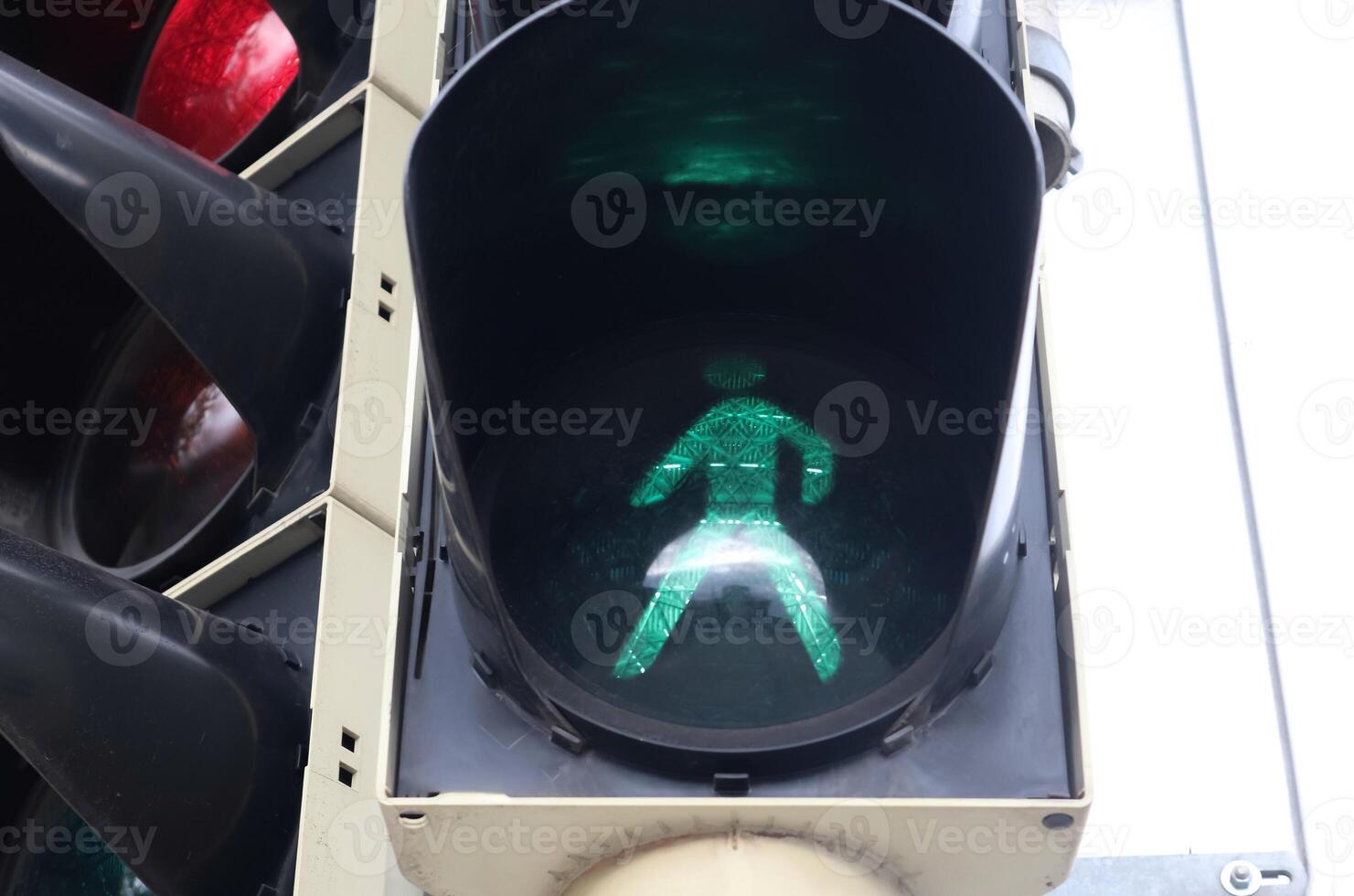 semáforos verdes y rojos para peatones y automóviles foto