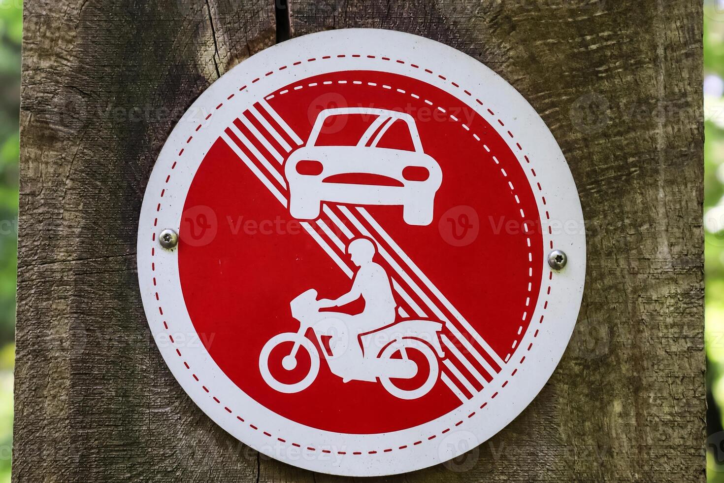 señales para carros y motor ciclos prohibido en un alemán bosque foto