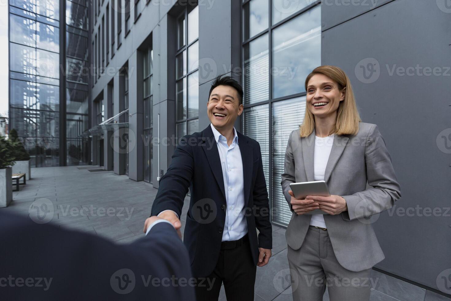 Tres experimentado gerentes equipo líderes, reunirse y obtener a saber desde fuera de el oficina equipo, diverso grupo de empresarios sacudir manos hombres, introducir nuevo colega foto