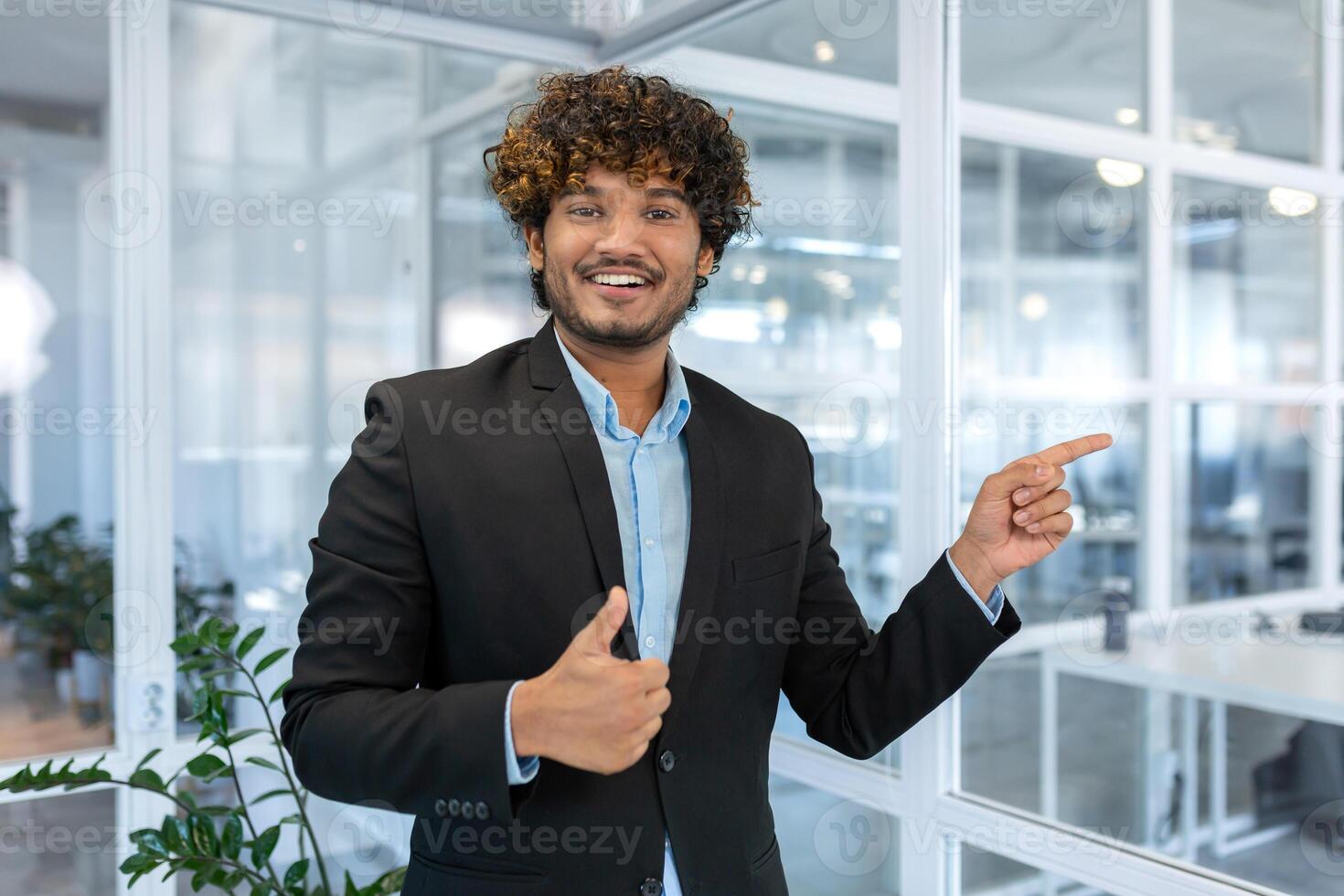 sonriente empresario dentro oficina señalando dedos a dirección, contento Hispano jefe en camisa foto